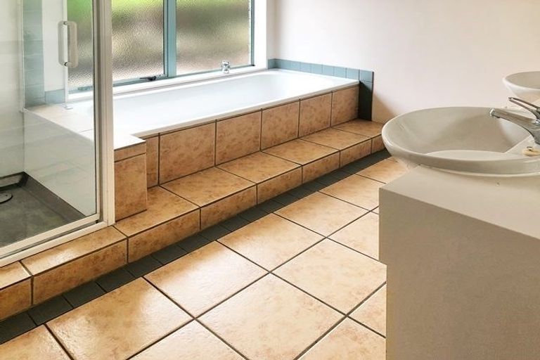 Photo of property in 3 Khaleel Place, Henderson, Auckland, 0612