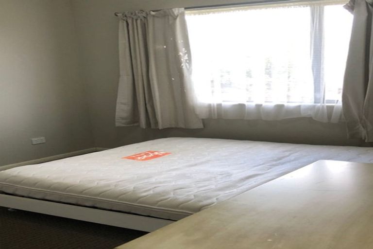 Photo of property in 1 Rixon Place, Te Atatu Peninsula, Auckland, 0610