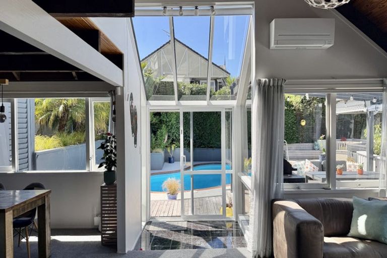 Photo of property in 52 Balmain Road, Chatswood, Auckland, 0626