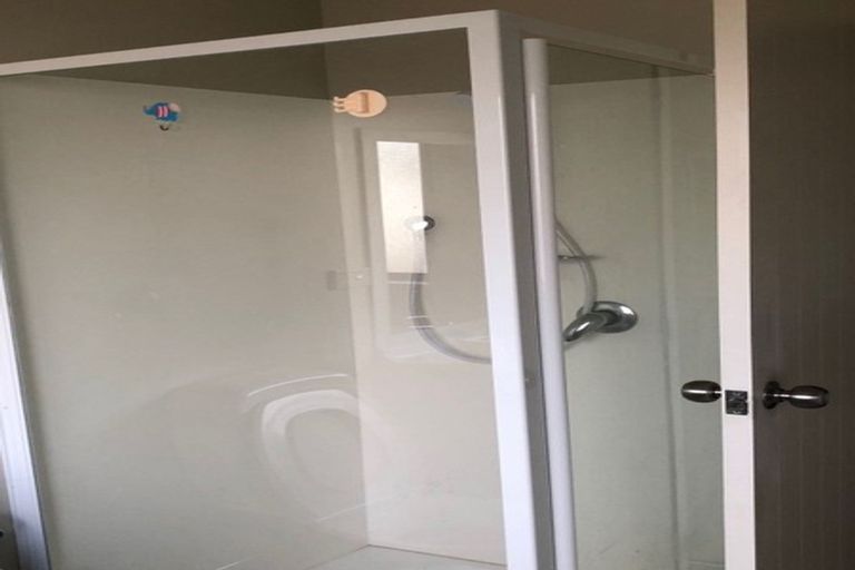 Photo of property in 1 Rixon Place, Te Atatu Peninsula, Auckland, 0610