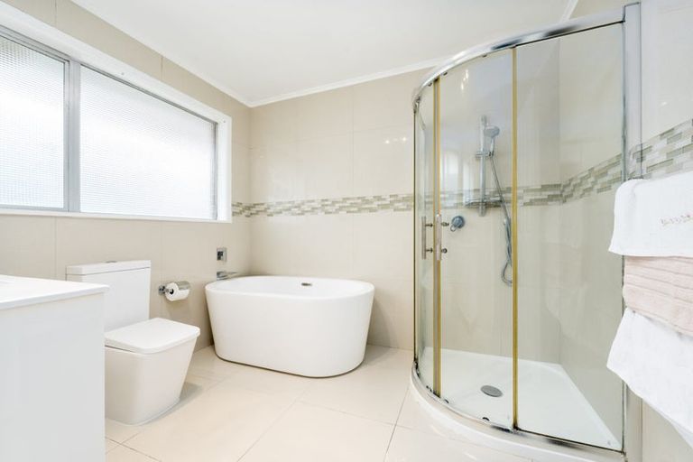Photo of property in 8 Fowey Avenue, Te Atatu South, Auckland, 0610