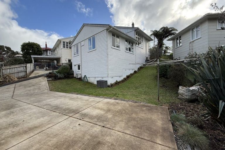 Photo of property in 24 Banks Street, Marfell, New Plymouth, 4310