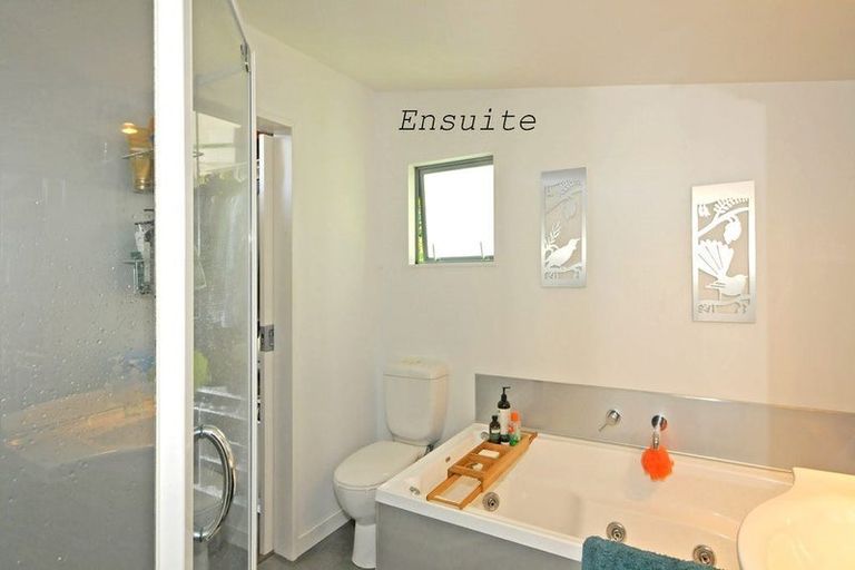 Photo of property in 126 Creswick Terrace, Northland, Wellington, 6012