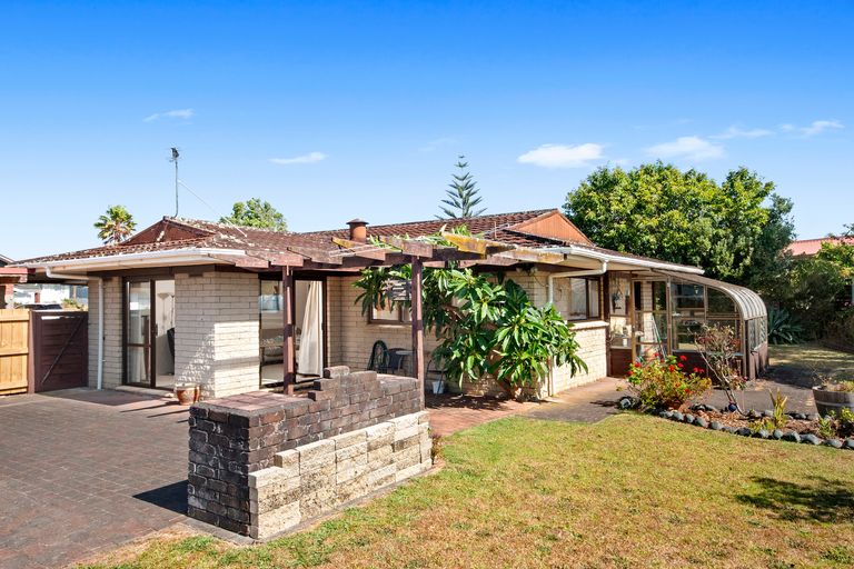 Photo of property in 3 Heron Place, Waiuku, 2123