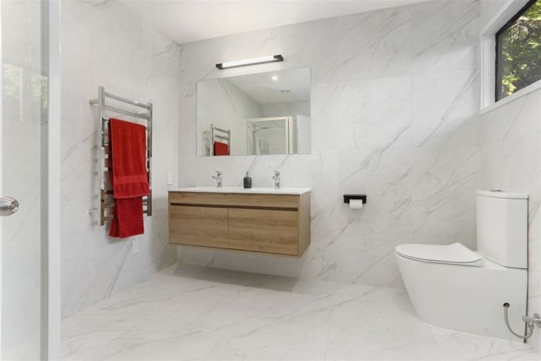 Photo of property in 138 Glenfield Road, Birkenhead, Auckland, 0626