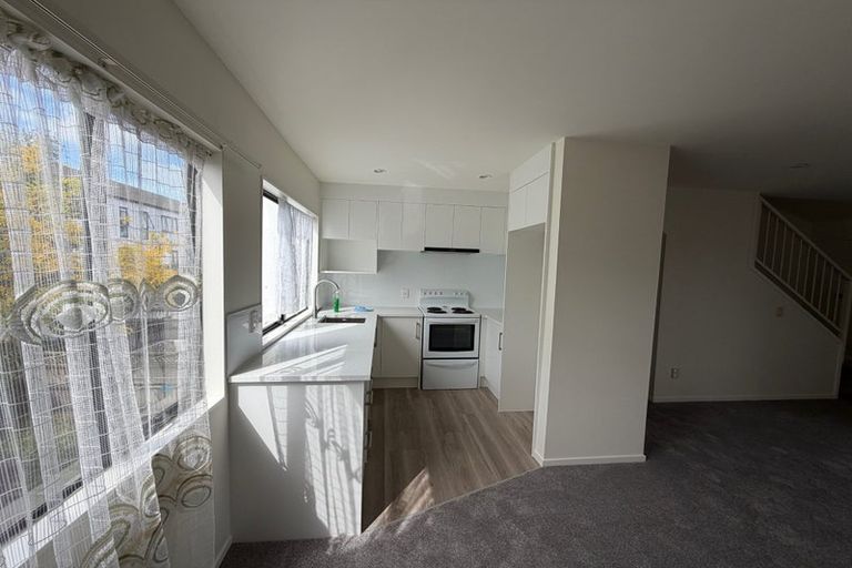 Photo of property in Lynn Park Terrace, 10/12 Ambrico Place, New Lynn, Auckland, 0600