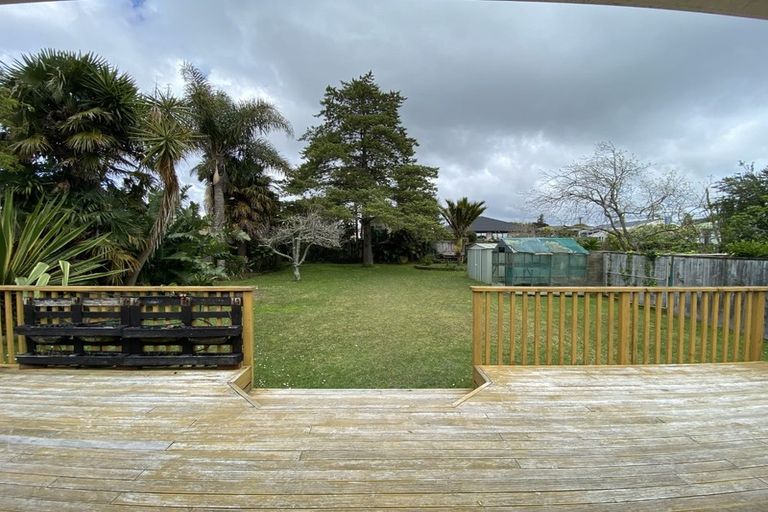 Photo of property in 1 Royal View Road, Te Atatu South, Auckland, 0610