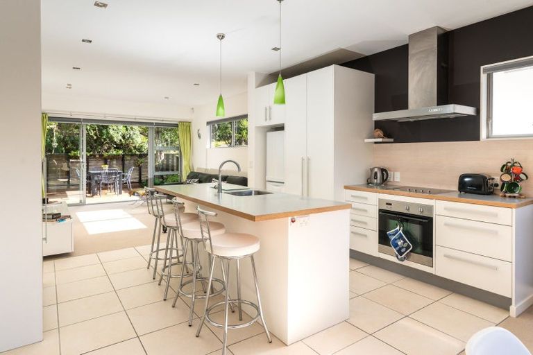 Photo of property in 37 Tiketike Way, Brooklyn, Wellington, 6021