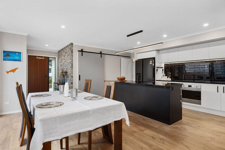 Photo of property in 19 Kawariki Road, Helensville, 0800