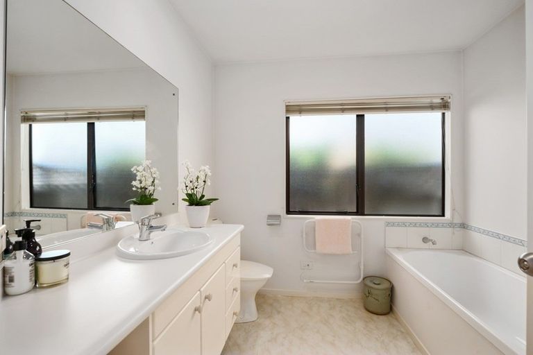 Photo of property in 2/12 Stratford Avenue, Milford, Auckland, 0620