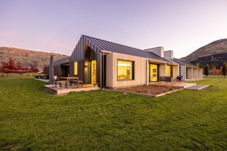 Photo of property in 10 Little Orchard Way, Wanaka, 9382