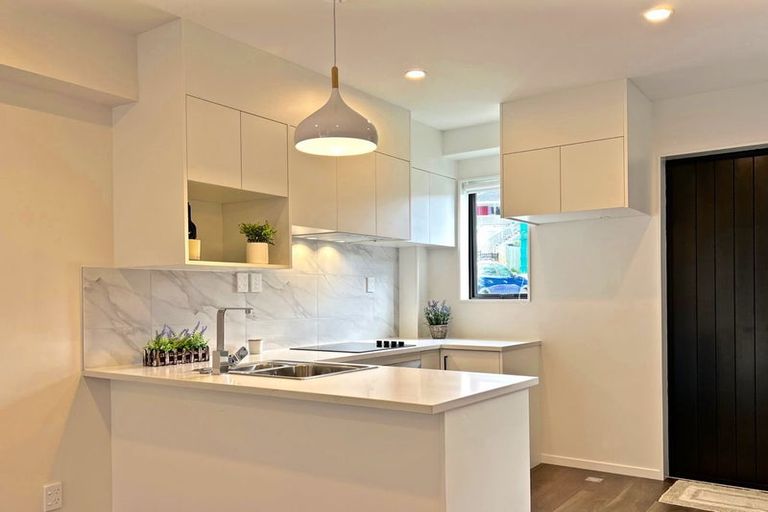 Photo of property in 57 Morihana Close, Glen Eden, 0602