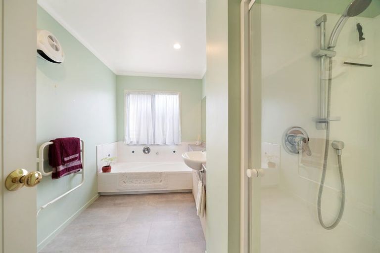 Photo of property in 4 Russett Grove, Henderson, Auckland, 0612
