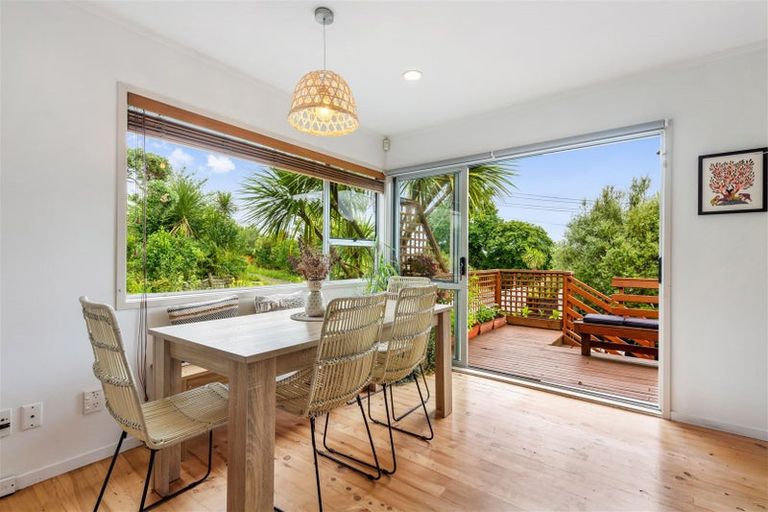Photo of property in 1/9 De Val Drive, Titirangi, Auckland, 0604