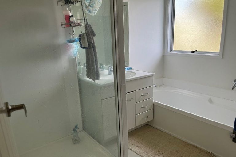 Photo of property in 2/23 Santiago Crescent, Unsworth Heights, Auckland, 0632