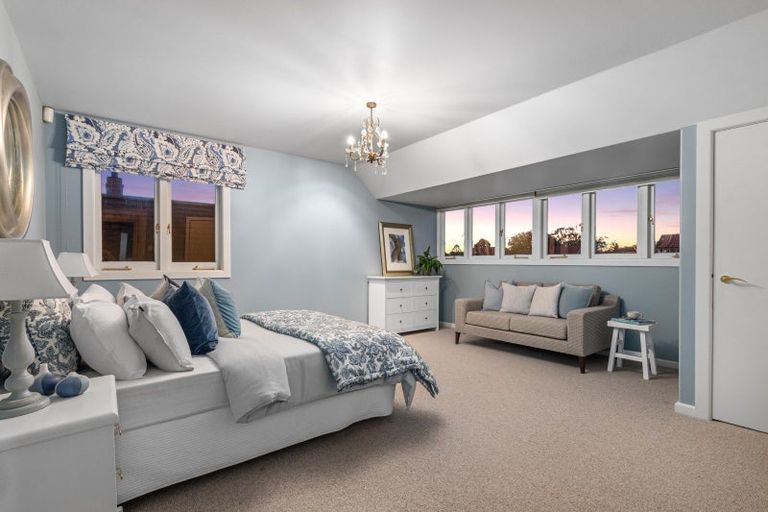 Photo of property in 247 Devonport Road, Tauranga, 3110