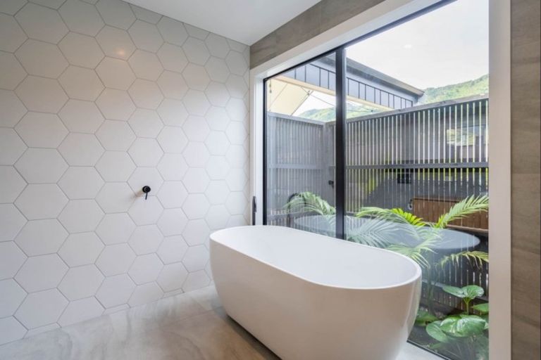 Photo of property in 6 Mahia Lane, Waikanae, 5036