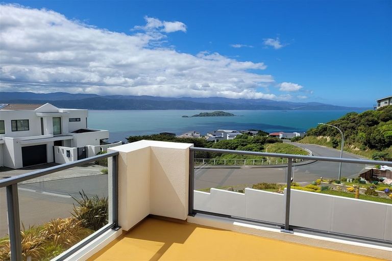 Photo of property in 28 Tamworth Crescent, Newlands, Wellington, 6037