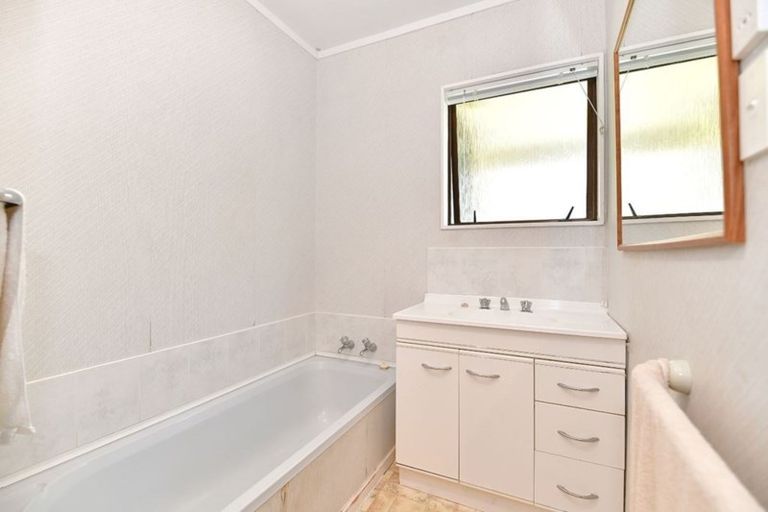 Photo of property in 23b Holiday Road, Stanmore Bay, Whangaparaoa, 0932