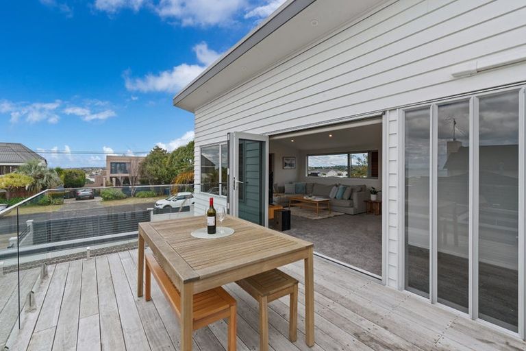 Photo of property in 18 Ridge Road, Waiake, Auckland, 0630