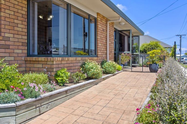 Photo of property in 18 Karamu Street, Te Atatu Peninsula, Auckland, 0610