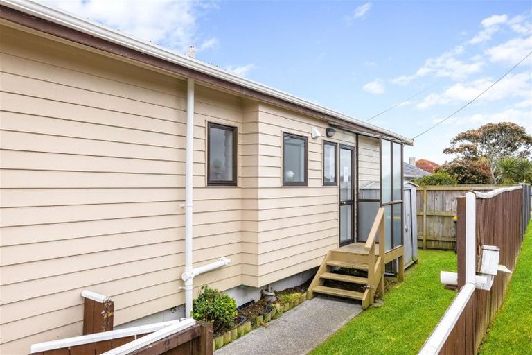 Photo of property in 2a Rixon Place, Te Atatu Peninsula, Auckland, 0610