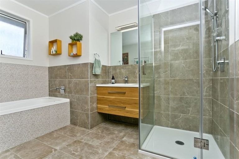 Photo of property in 33 Donovan Avenue, Massey, Auckland, 0614