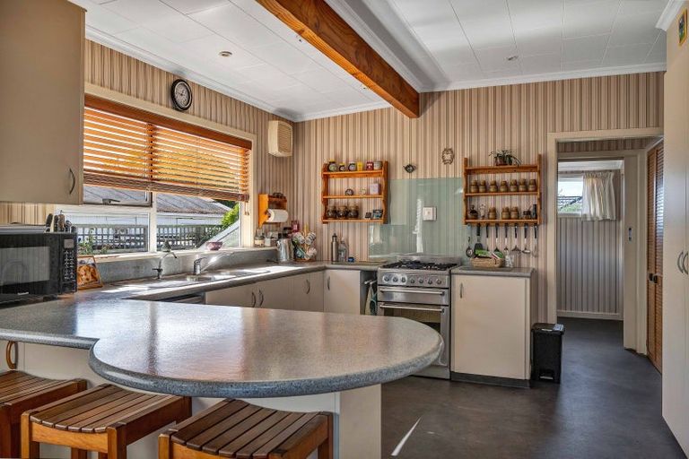 Photo of property in 125 Seaview Road, Westown, New Plymouth, 4310