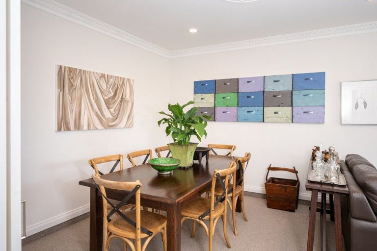 Photo of property in 2 Busby Hill, Havelock North, 4130