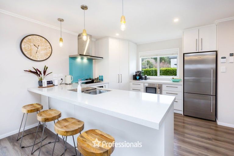 Photo of property in 2 Chalfont Road, Silverstream, Upper Hutt, 5019