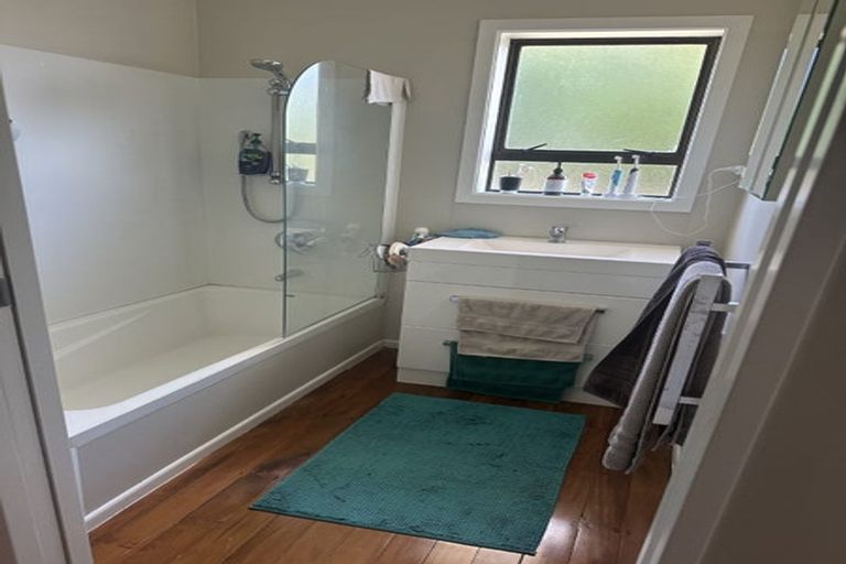 Photo of property in 5 Edgerton Road, Te Atatu Peninsula, Auckland, 0610