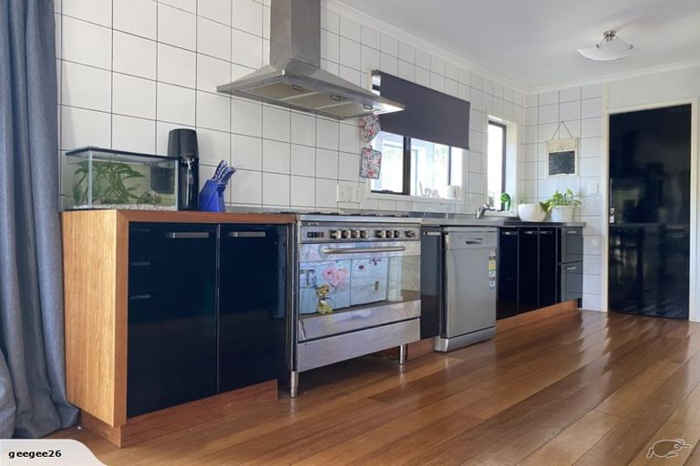 Photo of property in 72a Borich Road, Sunnyvale, Auckland, 0612
