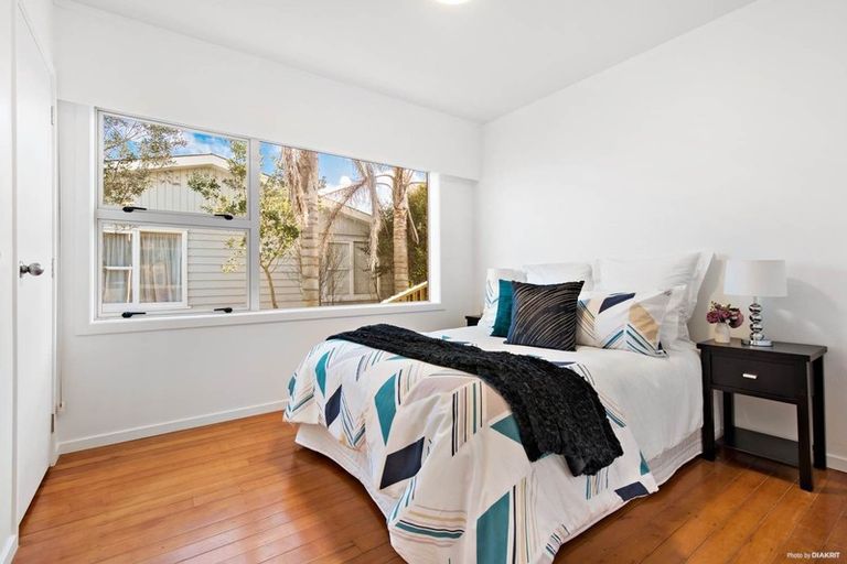 Photo of property in 2/110 Sylvan Avenue, Northcote, Auckland, 0627