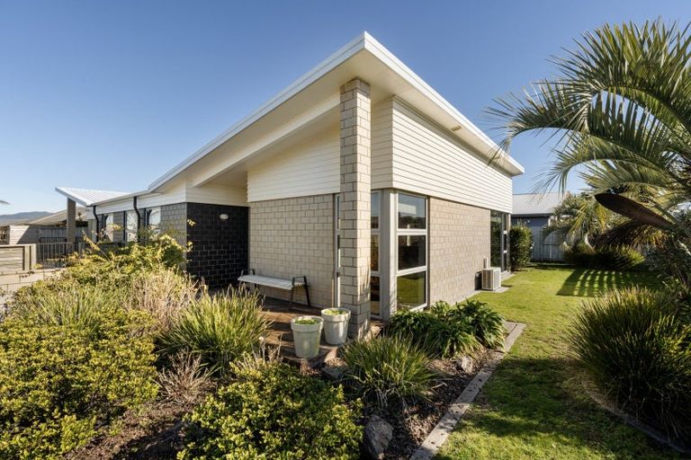 Photo of property in 1 Butterworth Crescent, Papamoa Beach, Papamoa, 3118