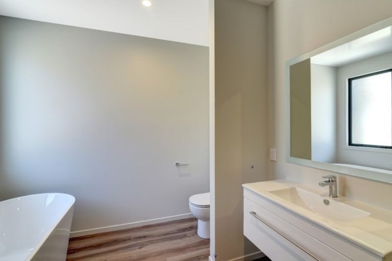 Photo of property in 16 Kinross Lane, Jacks Point, Queenstown, 9371