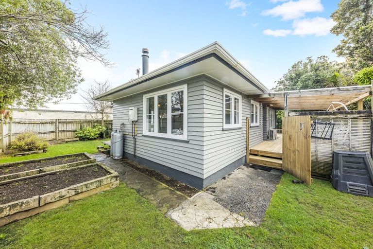 Photo of property in 37 Edmonton Road, Henderson, Auckland, 0612