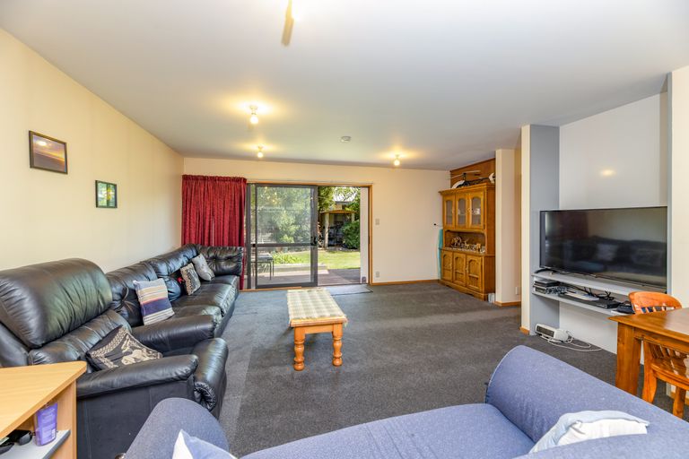 Photo of property in 10 Pyatt Place, Redwood, Christchurch, 8051