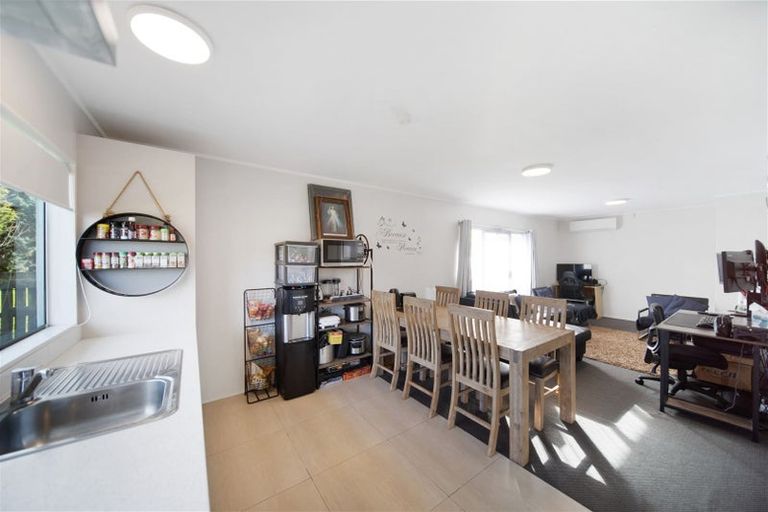 Photo of property in 2/22 Bingara Place, Favona, Auckland, 2024