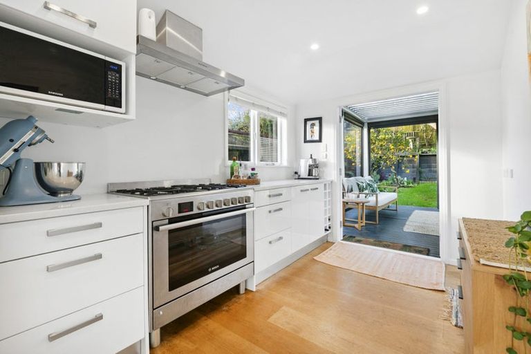 Photo of property in 70 Selwyn Crescent, Forrest Hill, Auckland, 0620