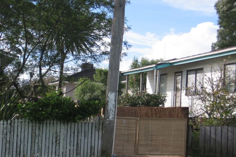 Photo of property in 1a Taipari Road, Te Atatu Peninsula, Auckland, 0610