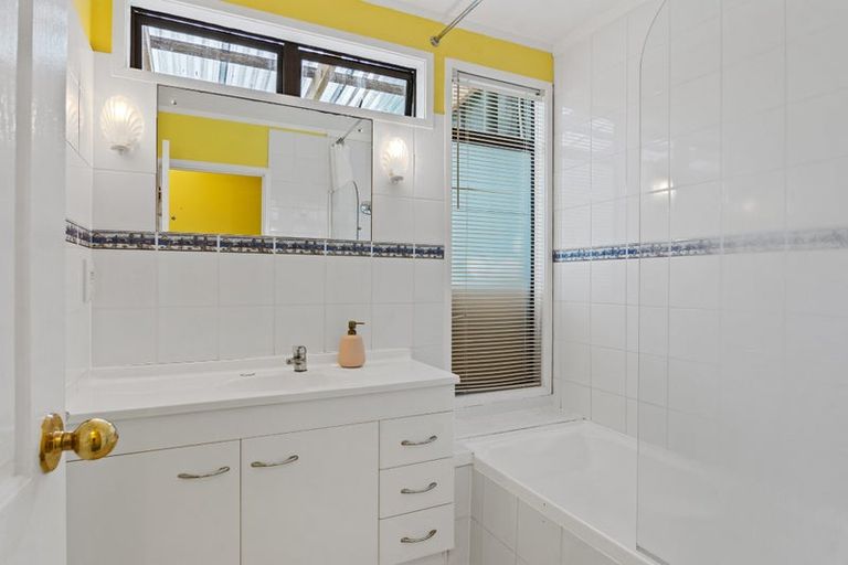 Photo of property in 2/58 Glencoe Road, Browns Bay, Auckland, 0630