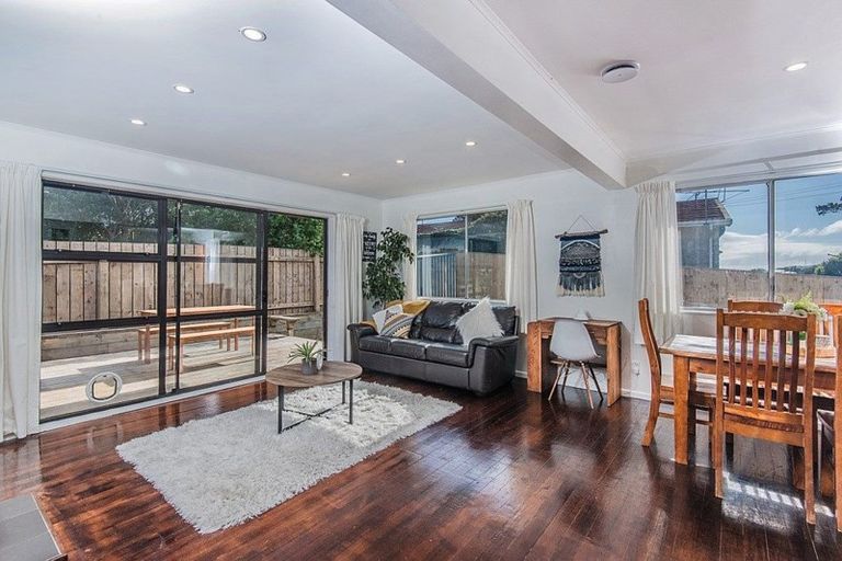 Photo of property in 53 Glanmire Road, Newlands, Wellington, 6037