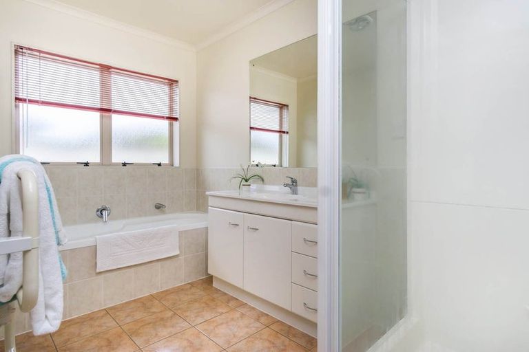 Photo of property in 4 Brosna Place, East Tamaki, Auckland, 2016