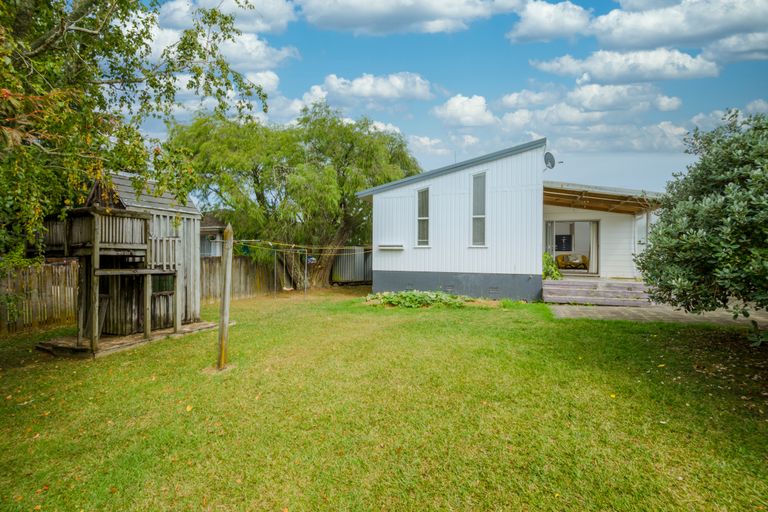 Photo of property in 22 Vina Place, Massey, Auckland, 0614