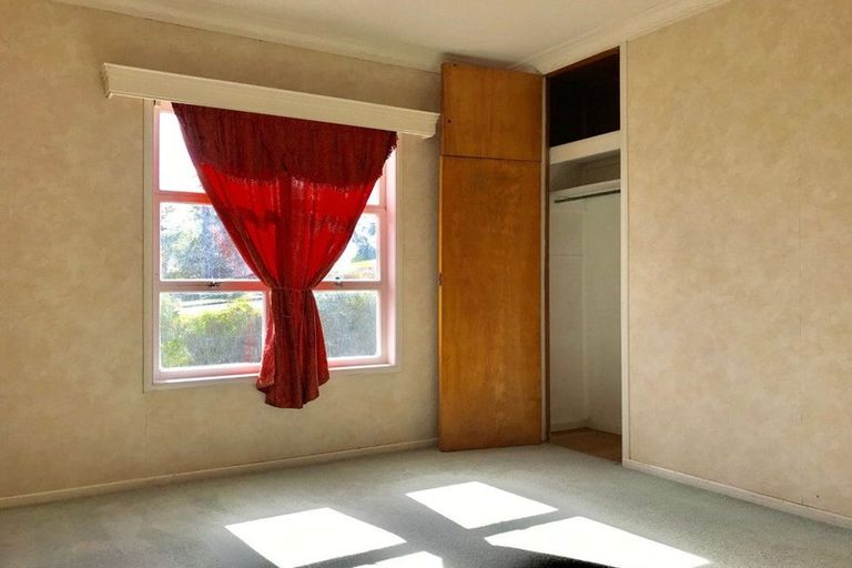 Photo of property in 28 Archibald Road, Kelston, Auckland, 0602