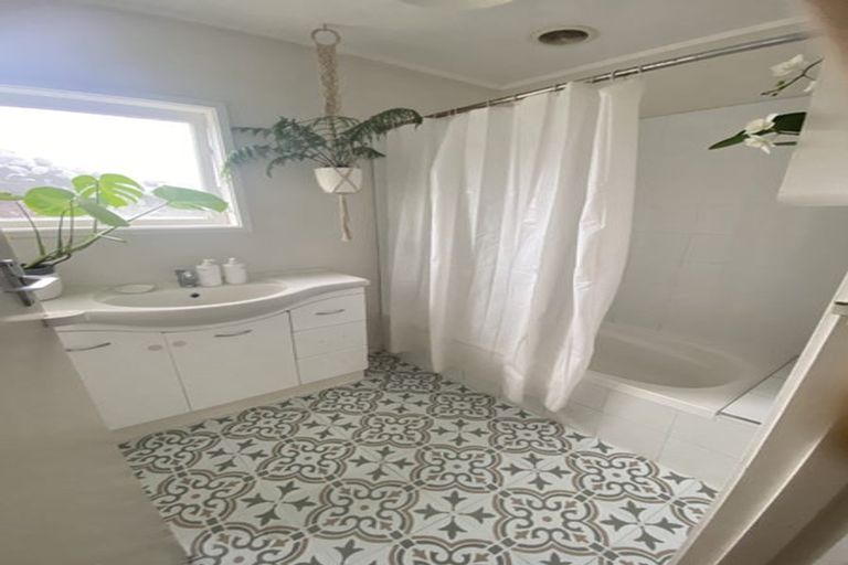 Photo of property in 10a Hatton Road, Orewa, 0931