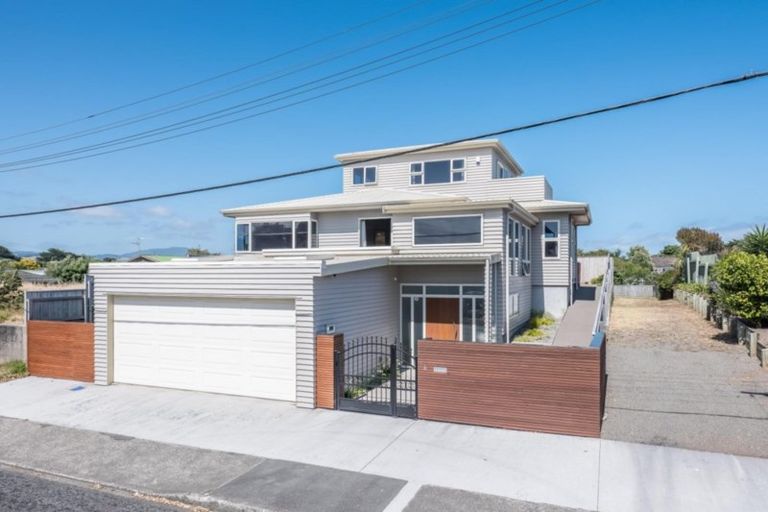 Photo of property in 6 Mahana Road, Paraparaumu Beach, Paraparaumu, 5032