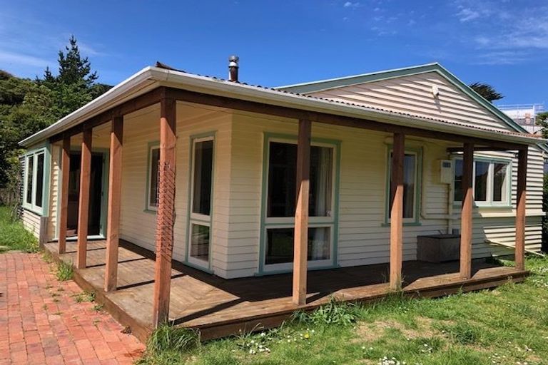 Photo of property in 160 Newlands Road, Newlands, Wellington, 6037