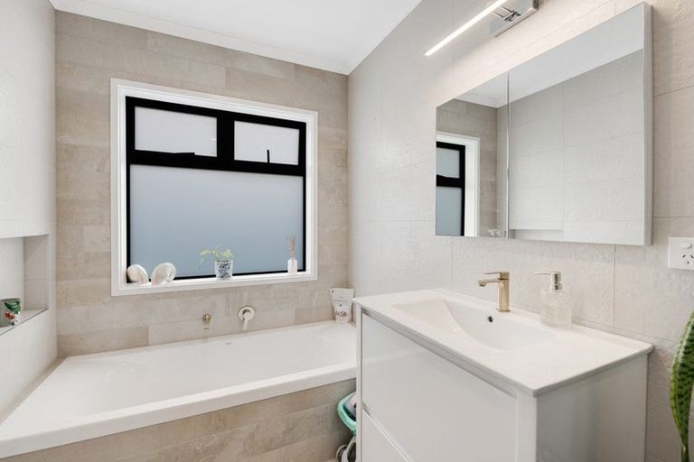 Photo of property in 16a Lillian Place, Orewa, 0931