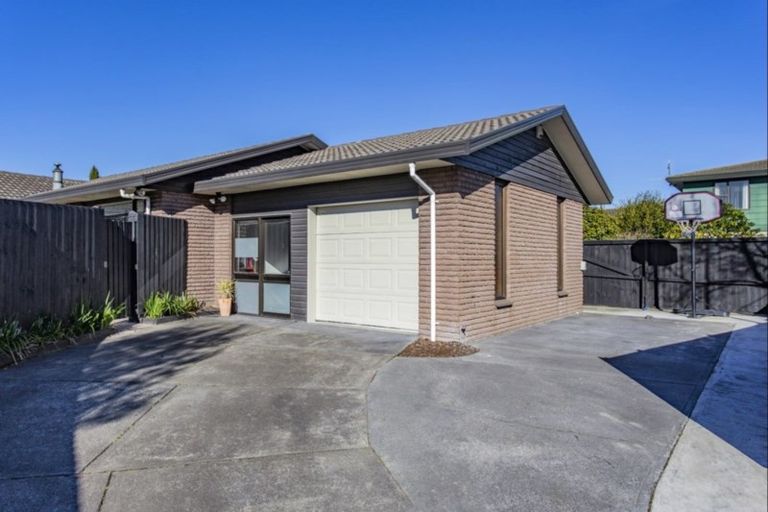 Photo of property in 30 Connemara Drive, Northwood, Christchurch, 8051